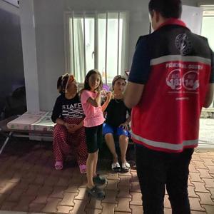 #PsikoSosyalDestek ekiplerimiz depremzede vatandaşlarımızın yaşadıkları travmayı en aza indirmek için gece gündüz sahada. Ekiplerimizin akşam çalışmalarından...   📍 Kahramanmaraş - fotoğraf 4