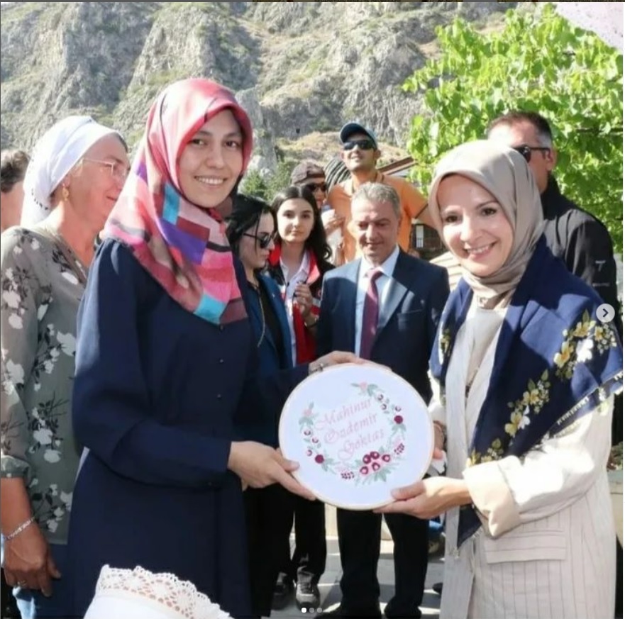 Sayın Bakanımız Mahinur ÖZDEMİR GÖKTAŞ, Kadın Girişimi Üretim ve İşletme Kooparatifi standını gezdi.