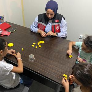 Depremin yaralarını sarmak amacıyla #PsikoSosyalDestek ekiplerimizle geleceğimizin teminatı çocuklarımızın bu zorlu süreci atlatabilmeleri için tüm gücümüzle çalışmaya devam ediyoruz.🇹🇷   📍Kahramanmaraş  - fotoğraf 1