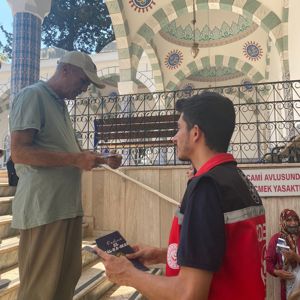 #MersinŞÖNİM, #KadınaYönelikŞiddetleMücadele kapsamında Muğdat Camii’de erkek vatandaşlarımıza #KadınaElKalkamaz ve #KADES broşürleri dağıtarak farkındalık çalışması yaptı. - fotoğraf 2