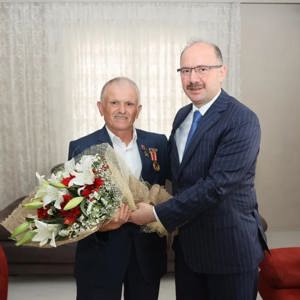 "Ey, bu topraklar için toprağa düşmüş asker! Gökten ecdad inerek öpse o pak alnı değer." - fotoğraf 3