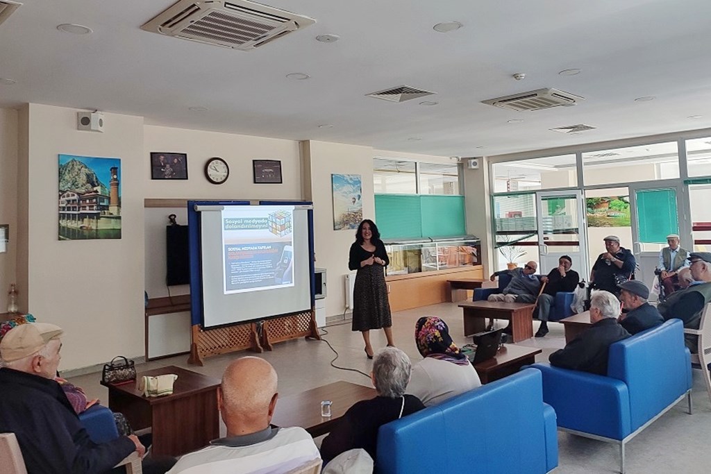 Aile ve Sosyal Hizmetler Bakanımız Göktaş: “Bakanlığımıza bağlı huzurevlerimizden hizmet alan 1.923 yaşlımıza dijital okuryazarlık eğitimi verildi”