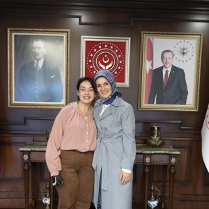 Aile ve Sosyal Hizmetler Bakanımız Göktaş, Kim Milyoner Olmak İster'de Büyük Ödülü Kazanan Rabia Birsen ile Bir Araya Geldi - fotoğraf 1