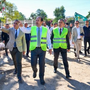 Valimiz Sayın Ali Hamza Pehlivan, Toroslar İlçesi Çağdaşkent Mahallesinde yapımı devam eden Çocuk Evleri Sitesi İnşaatında incelemelerde bulundu.  - fotoğraf 2