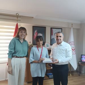 Satranç turnuvasında derece elde eden çocuklarımıza hediyelerini ve madalyalarını takdim ettik. ♟️🏅 - fotoğraf 3