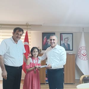 Satranç turnuvasında derece elde eden çocuklarımıza hediyelerini ve madalyalarını takdim ettik. ♟️🏅 - fotoğraf 4
