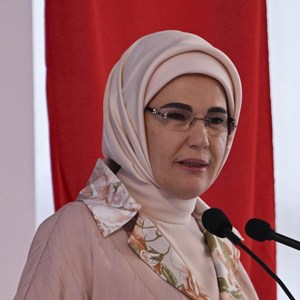 Emine Erdoğan Hanımefendi ve Bakanımız Mahinur Özdemir Göktaş, TİKAD’ın "Dünyaya Yön Veren Kadınlar" Etkinliğine Katıldı - fotoğraf 2