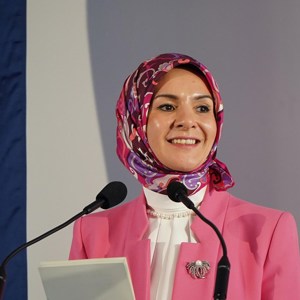 Emine Erdoğan Hanımefendi ve Bakanımız Mahinur Özdemir Göktaş, TİKAD’ın "Dünyaya Yön Veren Kadınlar" Etkinliğine Katıldı - fotoğraf 3