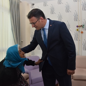 Valimiz Sayın Dr. Ozan BALCI Zile Huzurevi Yaşlı Bakım ve Rehabilitasyon Merkezini Ziyaret Etti - fotoğraf 4