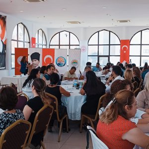 Konuklarımız masalarda "Aile İçin" biraraya gelerek büyük bir azimle çalıştılar.  Emeği geçen herkese teşekkür ederiz.  - fotoğraf 2