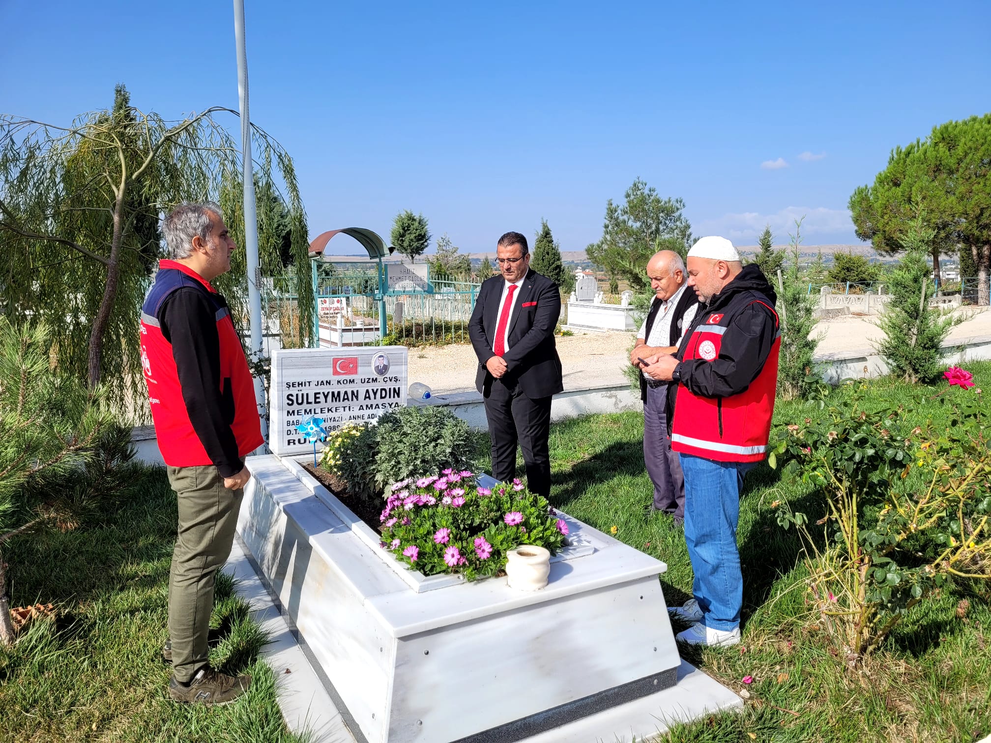 Şehidimiz Süleyman AYDIN'ın Şehadetinin sene-i devriyesinde kabri başında dualar ettik.