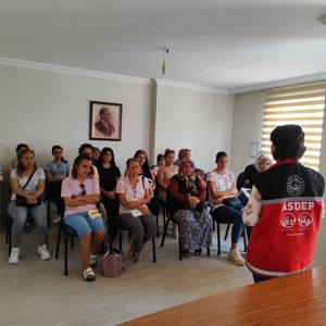 #SilifkeSHM, Sosyal ve Ekonomik Destek (SED) hizmetinden yararlanan vatandaşlara ''Evlilik Öncesi Eğitim,Tek Ebeveynli Aile Olmanın Çocuklar Üzerindeki Etkisi, Madde Bağımlılığı'' konularında eğitim verdi. - fotoğraf 1