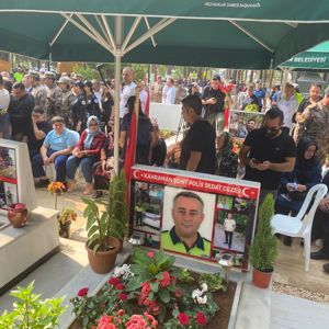 Şehit Polis Memuru Sedat Gezer Şehadetinin 1. yılında mezarı başında dualarla anıldı. Aziz şehidimizin ruhu şad olsun.   📍 Mersin Şehitlik - fotoğraf 2