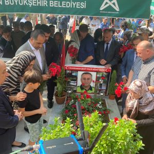 Şehit Polis Memuru Sedat Gezer Şehadetinin 1. yılında mezarı başında dualarla anıldı. Aziz şehidimizin ruhu şad olsun.   📍 Mersin Şehitlik - fotoğraf 3