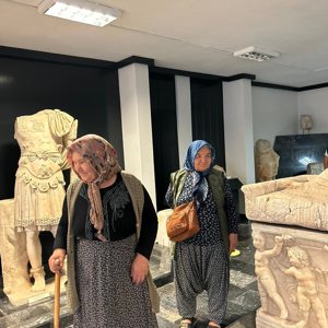 #SilifkeHuzurevi'nde kalan baştacı değerli büyüklerimizle #YaşlılarGünü kapsamında Atatürk Evi ve Uzuncaburç Ören Yer'lerini gezdik.  - fotoğraf 3