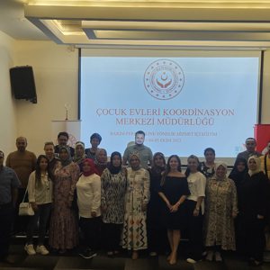 Çocuk Evleri Koordinasyon Merkezi personelimize “İletişim, Öfke Kontrolü , Sınır ve Sorumluluklar, Krize Müdahale,  Olumlu Davranış Geliştirme” konularında Psikolog Gülçin Gök ve Çocuk Gelişimci Meryem Deniz Ulkat tarafından eğitim verildi.  - fotoğraf 1
