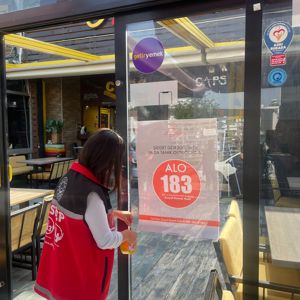 #MezitliSHM, ilçe bulunan cadde ve mekanlarda ''Kadına Yönelik Şiddetle Mücadele ve #KADES Mobil Uygulama'' hakkında rehberlik, afiş asma ve broşür dağıtımı gerçekleştirdi. - fotoğraf 1