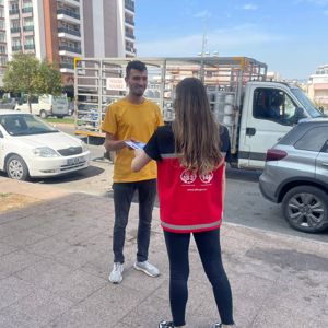 #MezitliSHM, ilçe bulunan cadde ve mekanlarda ''Kadına Yönelik Şiddetle Mücadele ve #KADES Mobil Uygulama'' hakkında rehberlik, afiş asma ve broşür dağıtımı gerçekleştirdi. - fotoğraf 2
