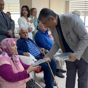 İl Müdürümüz Mustafa MODAOĞLU,1 Ekim Yaşlılar Günü sebebiyle Huzurevinde kalan yaşlılarımızı ziyaret etti - fotoğraf 8