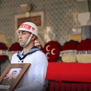 Pençe-Kilit Operasyonu bölgesinde teröristlerce açılan taciz ateşi sonucu şehitolan İstihkam Uzman Çavuş Mehmet Emre TEKE son yolculuğuna dualarla uğurlandı. 📍Mersin Şehitlik  - fotoğraf 2