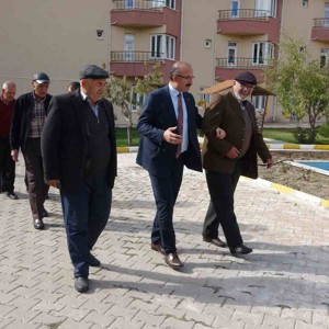 Kahramanmaraş merkezli depremlerde binaları hasar gören depremzede huzurevi sakinleri, psikososyal destekle depremin izlerini silmeye çalışıyor. - fotoğraf 1