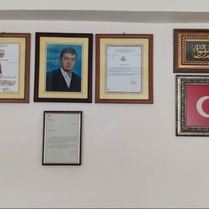 Kars-Kagizmanda şehit olan Mustafa Şimşek'in  anne-babası Senem-Şeref Şimşek'i,İl Müdürümüz Mustafa MODAOĞLU Sayın valimiz Mehmet Fatih SERDENGEÇTİ ile ziyaret etti - fotoğraf 1