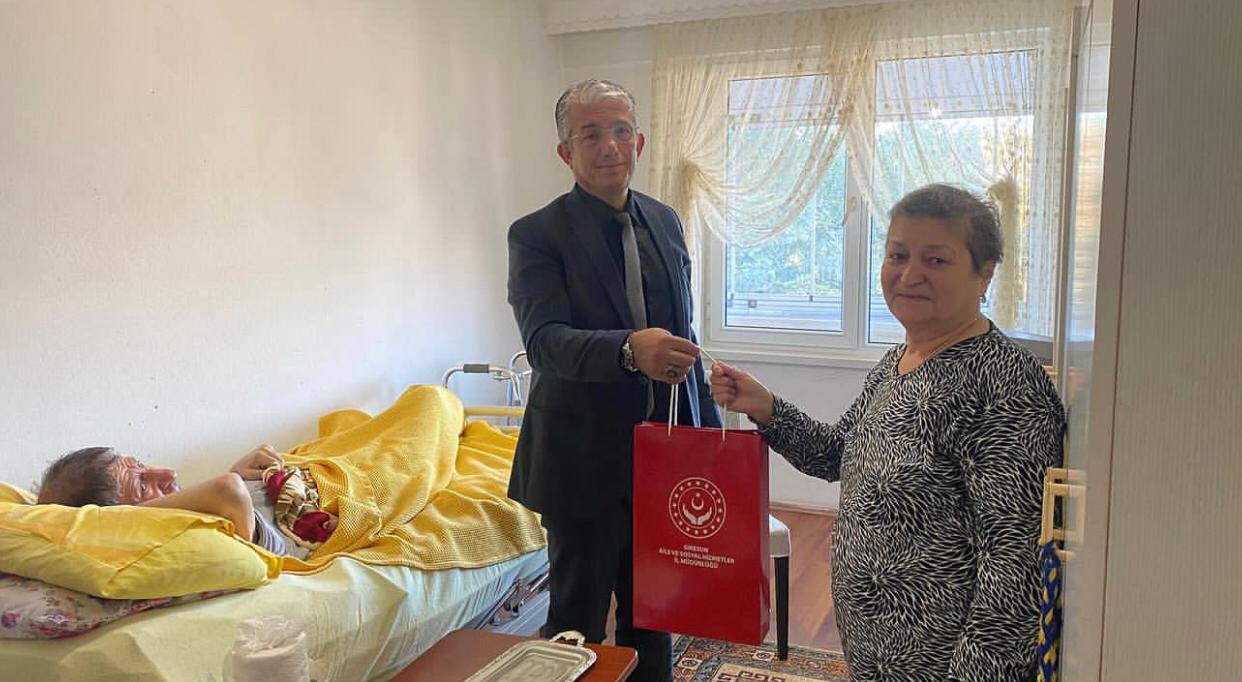 İl Müdürümüz Mustafa MODAOĞLU Kıbrıs Gazisi Mehmet GARİPOĞLU'nu ve kıymetli eşini evinde ziyaret etti.