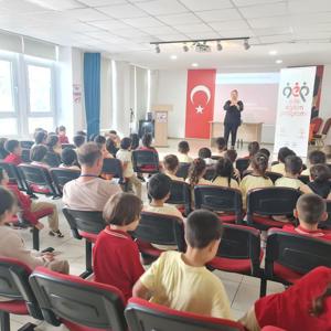 #YenişehirSHM, Yenişehir İlkokulu öğrencilerine ''Mahremiyet Eğitimi, Akran Zorbalığı, Dijital Bağımlılık, Ekolojik Okuryazarlık ve İklim Değişikliği'' konularında eğitim verdi.  - fotoğraf 1