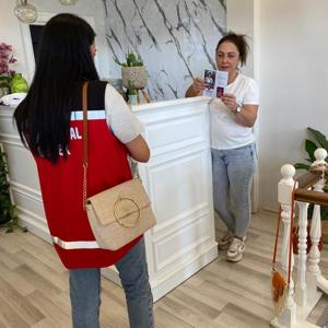 #SilifkeSHM, ilçede bulunan iş yerlerinde ''Kadına Yönelik Şiddetle Mücadele ve #KADES Mobil Uygulama'' hakkında rehberlik, afiş asma ve broşür dağıtımı gerçekleştirdi.   - fotoğraf 1