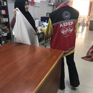 #SilifkeSHM, ilçede bulunan iş yerlerinde ''Kadına Yönelik Şiddetle Mücadele ve #KADES Mobil Uygulama'' hakkında rehberlik, afiş asma ve broşür dağıtımı gerçekleştirdi.   - fotoğraf 3