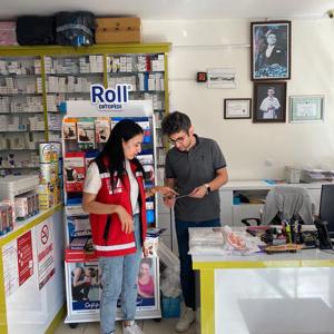 #SilifkeSHM, ilçede bulunan iş yerlerinde ''Kadına Yönelik Şiddetle Mücadele ve #KADES Mobil Uygulama'' hakkında rehberlik, afiş asma ve broşür dağıtımı gerçekleştirdi.   - fotoğraf 4