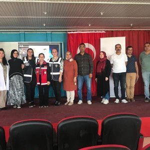 #AnamurSHM ve Bozyazı İlçe Emniyet Müdürlüğü Kadın Büro Amirliği,  Bozyazı Durmuş Tufan Anadolu İmam Hatip Lisesi öğrencilerine "Erken Yaşta ve Zorla Evlilik, Kadına Yönelik Şiddetle Mucadele ve #KADES" konularında eğitim düzenledi. - fotoğraf 1