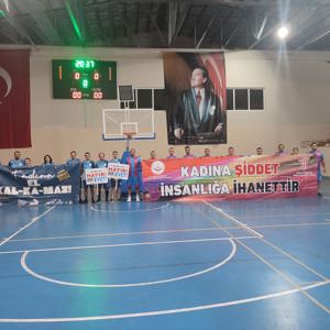 #AnamurSpor futbol ve voleybol maçlarında farkındalık yaratmak için #KadınaŞiddetİnsanlığaİhanettir pankartımızla yerimizi aldık. - fotoğraf 2