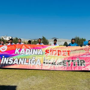 #AnamurSpor futbol ve voleybol maçlarında farkındalık yaratmak için #KadınaŞiddetİnsanlığaİhanettir pankartımızla yerimizi aldık. - fotoğraf 1