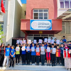 #ErdemliSHM, Çiftepınar Ortaokulu öğrenci ve öğretmenlerine ''Dijital Bağımlılık, #ÇocukHakları ve Ekolojik Okuryazarlık'' konularında eğitim verdi.        #ÇocuklarGüvendeProjesi - fotoğraf 1