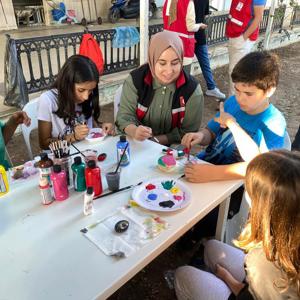 #ErdemliSHM, #OkulDestekProjesi çocuklarımızla Cumhuriyetimizin 100. Yılı kapsamında Erdemli Kızılay Şubesi işbirliği ile tişört baskısı ve taş boyama etkinliğinde bir araya geldi. - fotoğraf 1