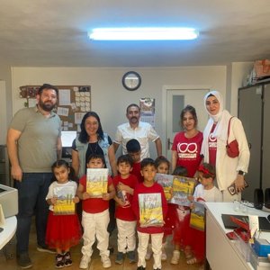 Cumhuriyetimizin 100.Yılı etkinlikleri kapsamında #ÖzelÜmitIşığı kreşi çocukları il müdürlüğümüzü ziyaret ettiler, bizde geleceğin büyüklerine bakanlığımızın #AileÇocukDergisi'ni hediye ettik.  - fotoğraf 1