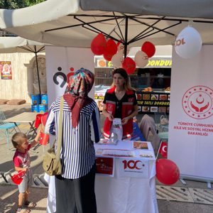 #AnamurSHM, Cumhuriyetin 100.Yılı etkinlikleri kapsamında Muşurup Sokağı'nda stant açarak vatandaşlarımıza hizmet modellerimizi tanıtarak bayrak dağıtımı yaptı. - fotoğraf 1