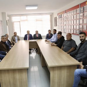 Valimiz Sayın Doç. Dr. Zülkif DAĞLI ve İl Müdürümüz Sayın Türcay AKSOY, Çorum Şehit Aileleri ve Vazife Malulleri Derneği Başkanı Adem MERT'e iade-i ziyarette bulundu. - fotoğraf 3