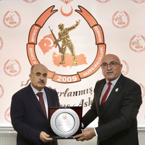 Valimiz Sayın Doç. Dr. Zülkif DAĞLI ve İl Müdürümüz Sayın Türcay AKSOY, Çorum Şehit Aileleri ve Vazife Malulleri Derneği Başkanı Adem MERT'e iade-i ziyarette bulundu. - fotoğraf 2