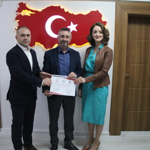 Hitit Üniversitesi Sungurlu M.Y.O. Binasına TSE tarafından belirlenen Erişilebilirlik kriterlerini büyük oranda sağladığı ve tespit edilen eksiklikleri giderdiği için Vali Yardımcımız başkanlığında toplanan komisyon tarafından ‘Erişilebilirlik Belgesi’ verilmesine karar verilmiştir. - fotoğraf 1