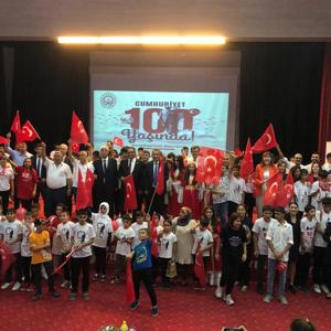 Ey yükselen yeni nesil!İstikbal sizsiniz.Cumhuriyetibiz kurduk,onu yükseltecek ve yaşatacak sizsiniz! Mersin Çekom Çocuklarımızın #Cumhuriyetimizin100.Yılı kutlamaprogramı  @Toroslarbld  ev sahipliğinde gerçekleştirildi. 📍Toroslar Belediyesi Yunus Emre Kültür Merkezi  - fotoğraf 2