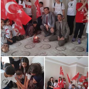 Emine Nine tam 100 yaşında. Cumhuriyetimizin ilanından 2 gün önce doğmuş.Mersin ÇES çocuklarımızla http://100.doğum gününde Emine Nine'nin elini öpüp hayır duasını aldık.  - fotoğraf 1