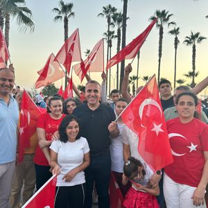 Cumhuriyetimizin 100.Yıl kutlamasında Mersin Valiliğimiz himayesinde 'Cumhuriyet Bayramı Fener Alayı Yürüyüşü'ne çocuklarımız ve personellerimizle katıldık. - fotoğraf 2