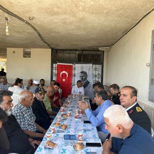 #SilifkeSHM, şehit olan Jandarma Uzman Çavuş Ferruh DİKMEN'in sene-i devriyesi vesilesiyle baba ocağında düzenlenen mevlid programına katıldı. Şehidimize allahtan rahmet, ailesine sabır diliyoruz.   - fotoğraf 1
