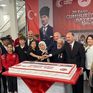 Cumhuriyet Bayramı resepsiyonuna ; engelli bireylerimiz, şehit yakınları ,gazi ve gazi yakınları ile birlikte katıldık - fotoğraf 6