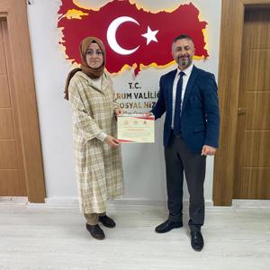 Erişilebilirlik Belgesi İl Müdürümüz Sayın Türcay AKSOY tarafından 0-18 Yaş Çocuk Evleri Sitesi Müdürü Sayın Sümeyra PEHLİVAN'a teslim edildi. - fotoğraf 1