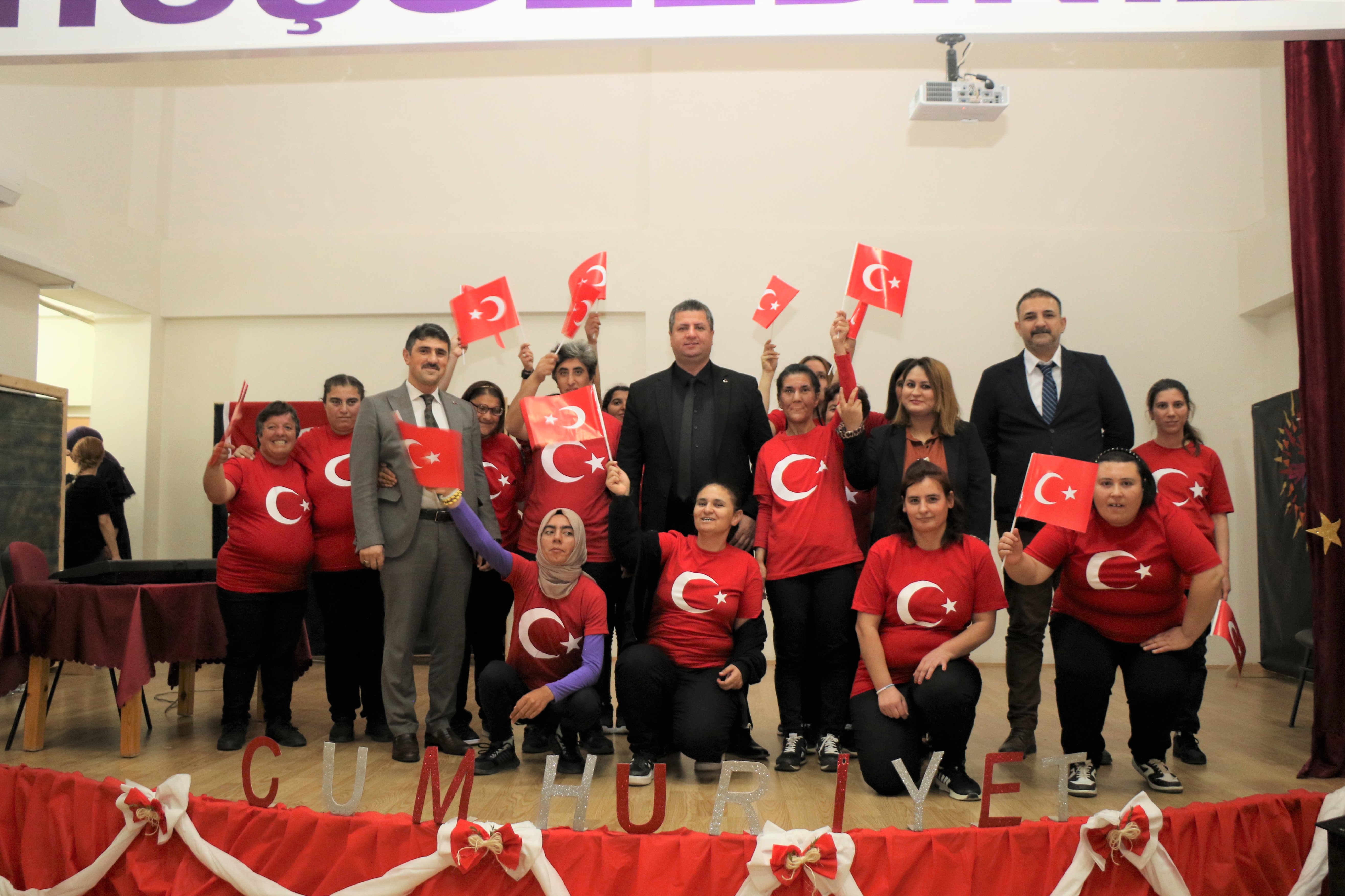 Cumhuriyet Sevgisi Engel Tanımadı