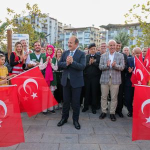 #KIZILAYHAFTASI'nda Millet Bahçesi'nde düzenlenen etkinliğe kamu kurum ve kuruluşların yöneticileri, personelleri, öğrenciler, öğretmenler, Kızılay ve Yeşilay gönüllüleri katıldı. - fotoğraf 3