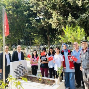 #ErdemliSHM, #ErdemliHuzurevi büyüklerimiz ve #OkulDestekProjesi çocuklarımızla, aziz şehitlerimizin mezarlarını ziyaret ettiler. - fotoğraf 2